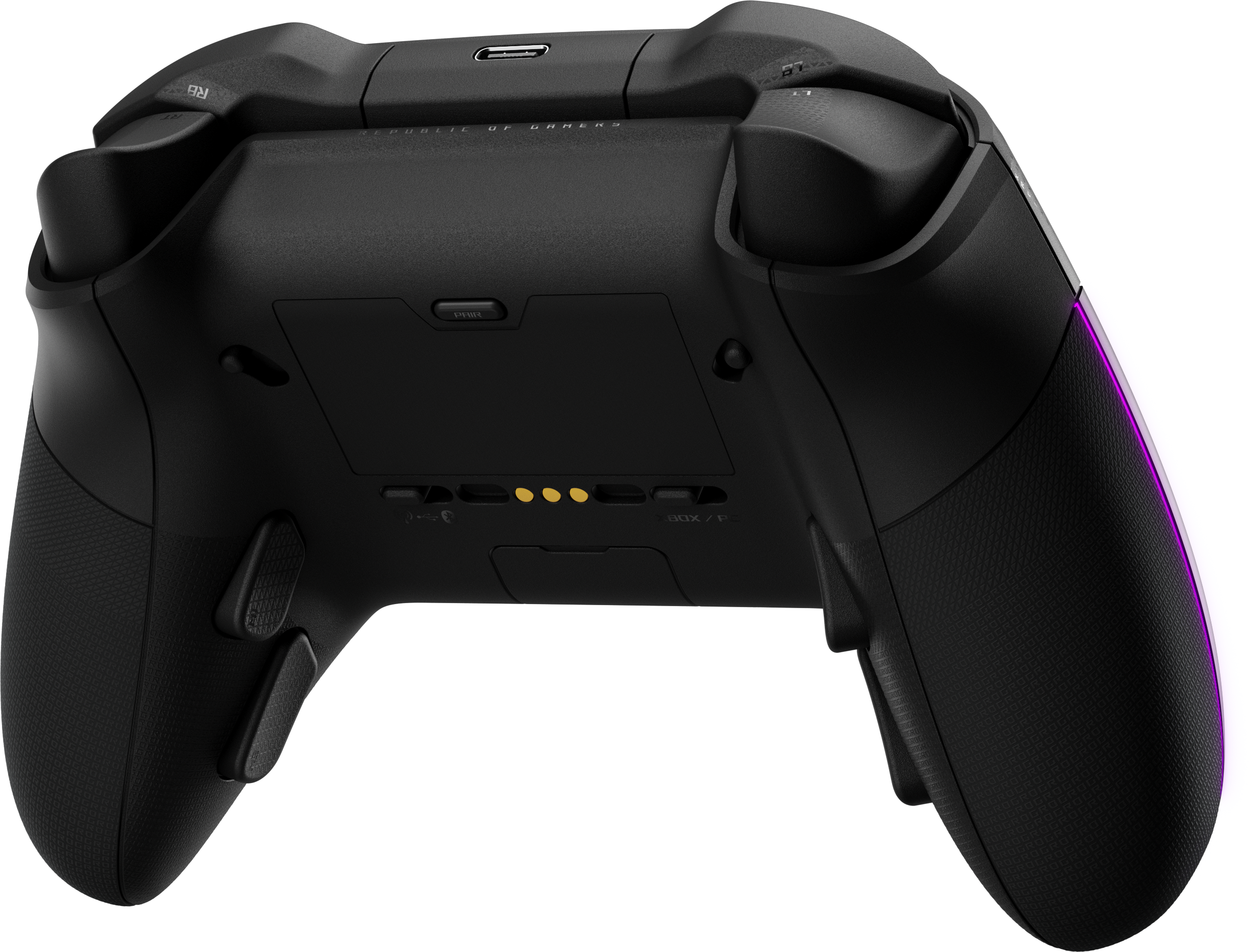 Manette noire avec accents violets et étiquettes de boutons.