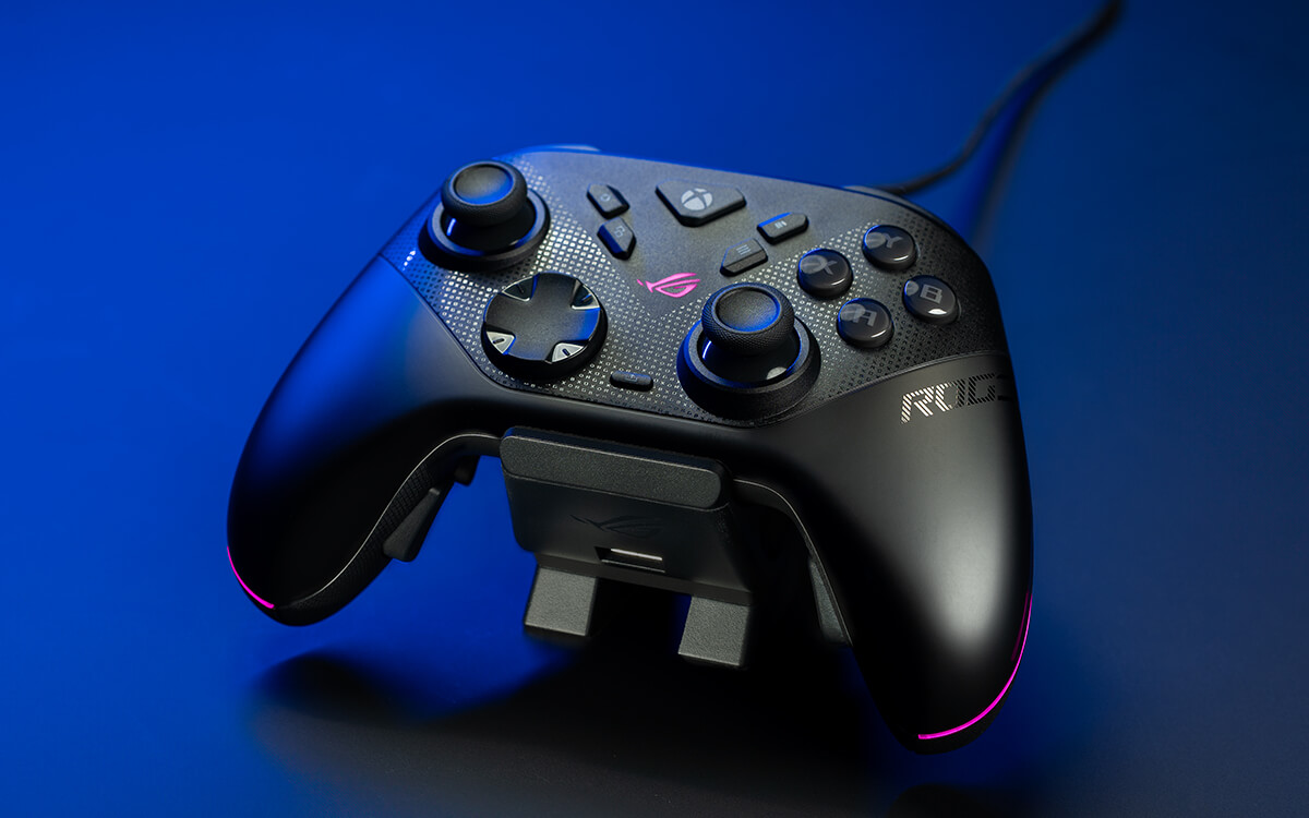 Une manette de jeu noire avec des accents roses sur fond bleu.