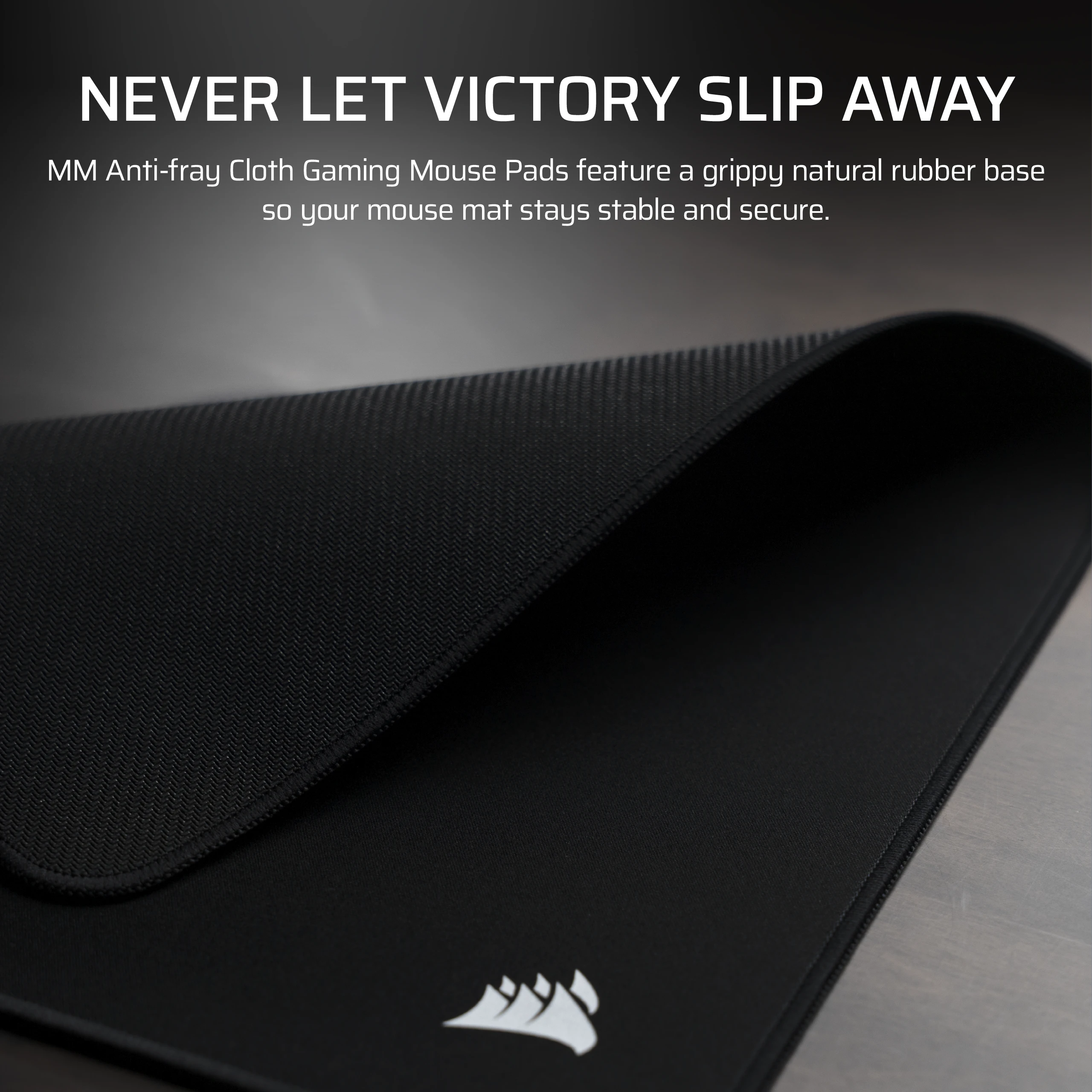 Tapis de souris noir avec logo blanc. Texte : Ne laissez jamais la victoire vous échapper.