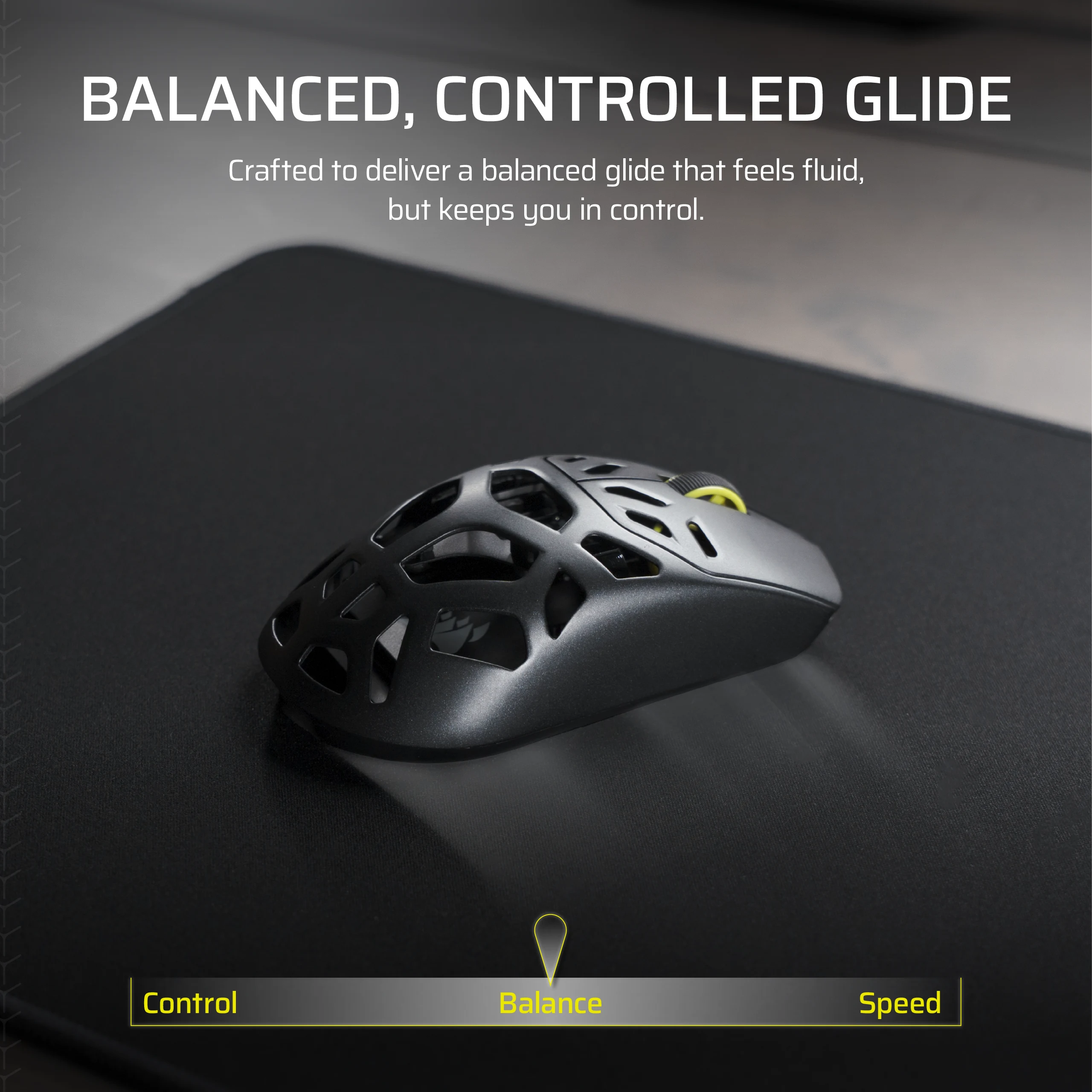 Une souris gaming noire avec un design en treillis sur un tapis noir.