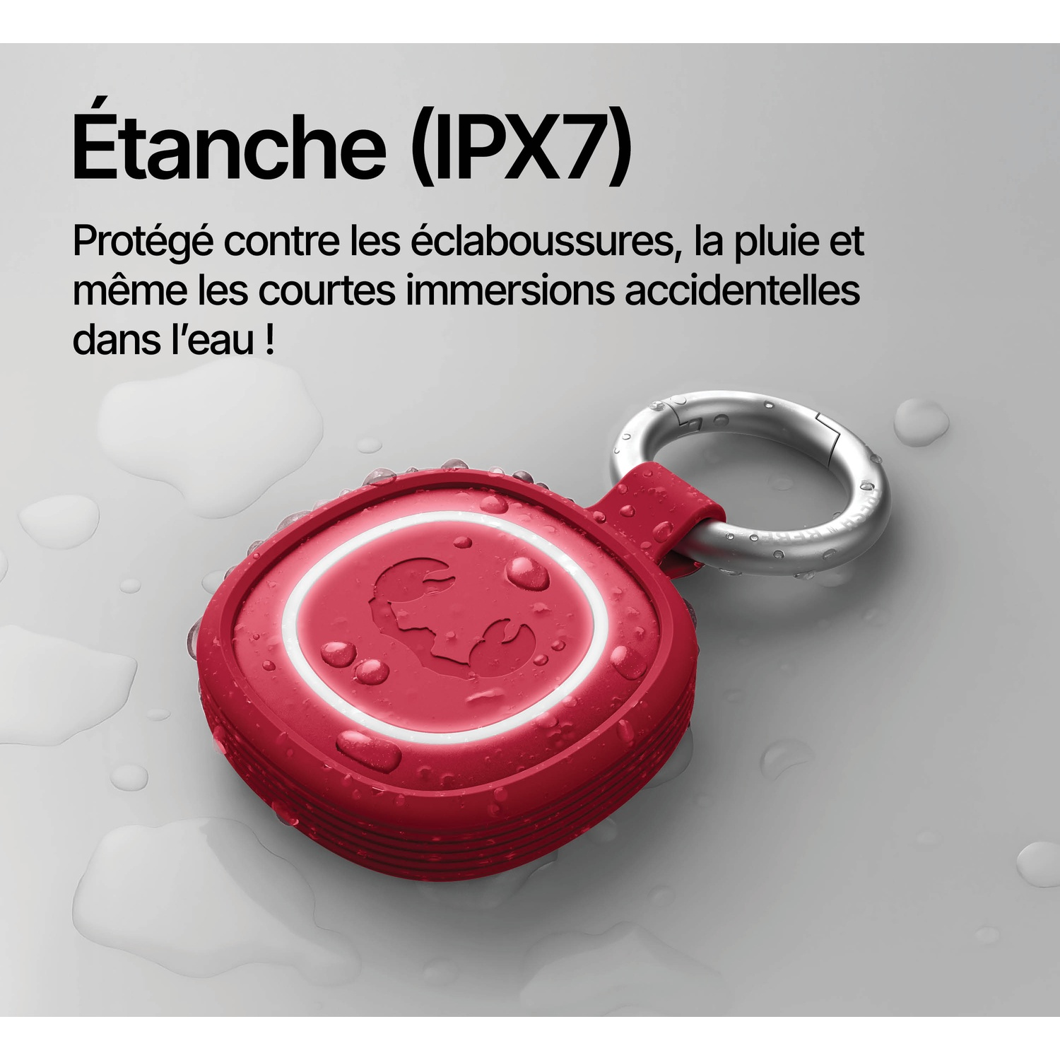 Pendentif rouge étanche avec mousqueton, couvert de gouttelettes d'eau.