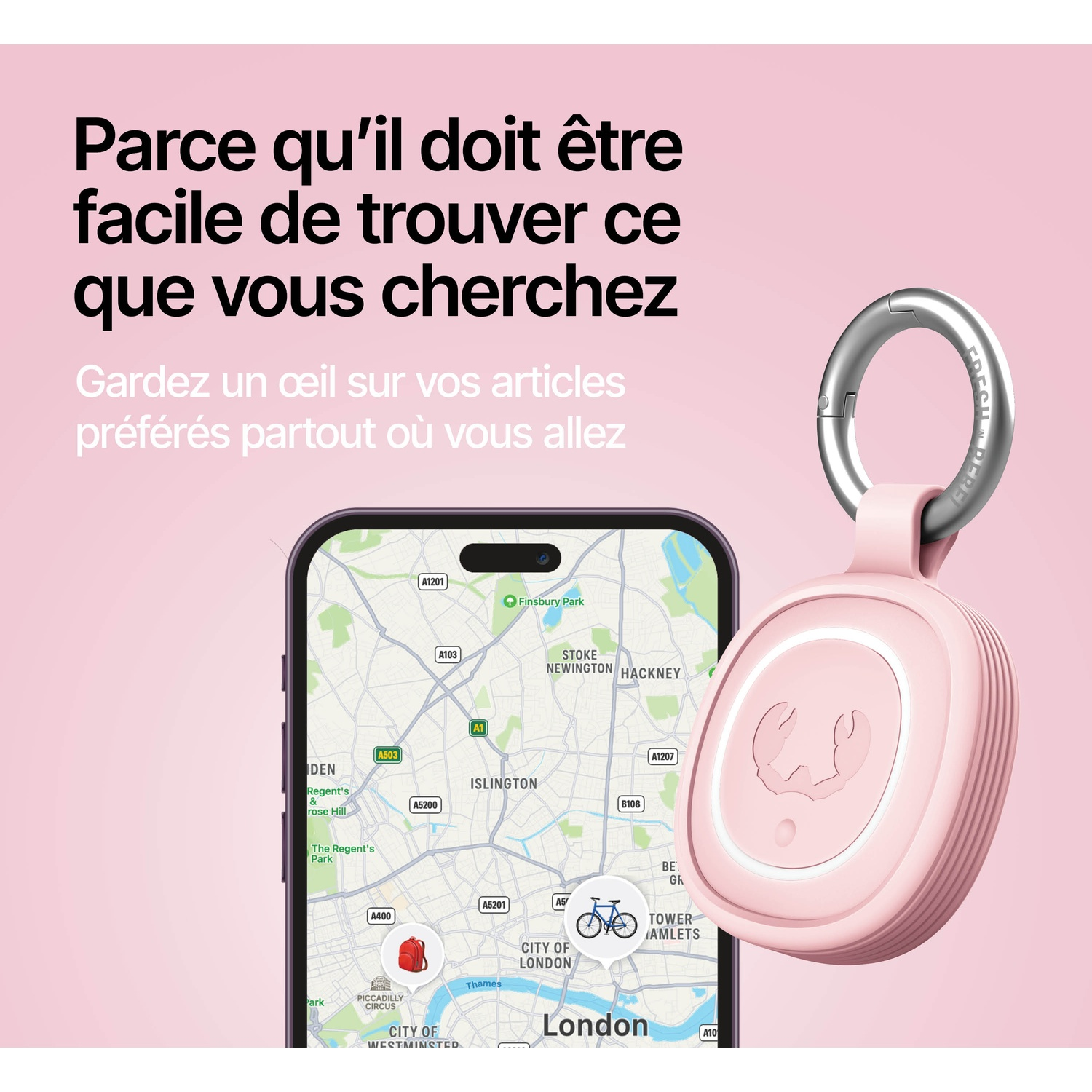Un traqueur rose avec un porte-clés pend à côté d'un smartphone affichant une carte de Londres.
