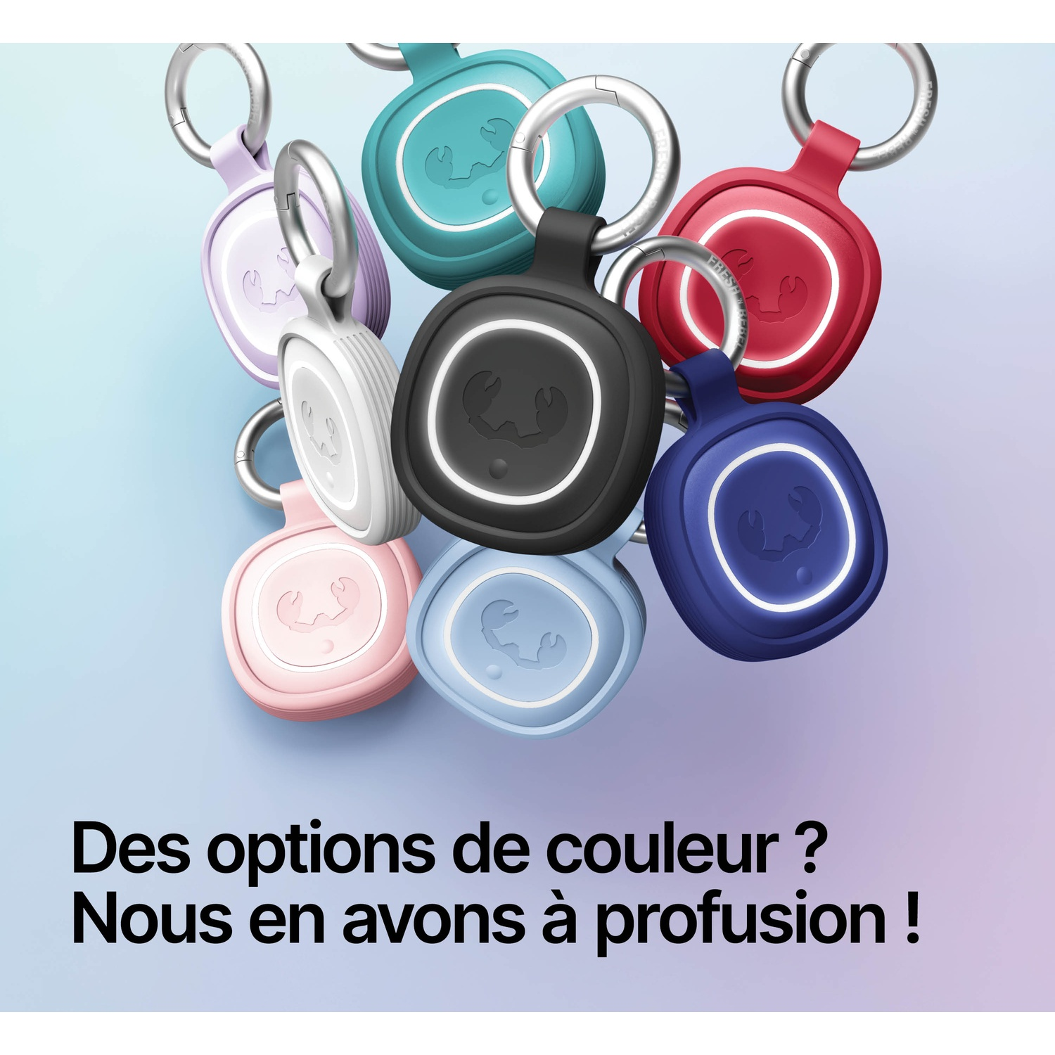 Plusieurs porte-clés colorés avec mousquetons et un logo.