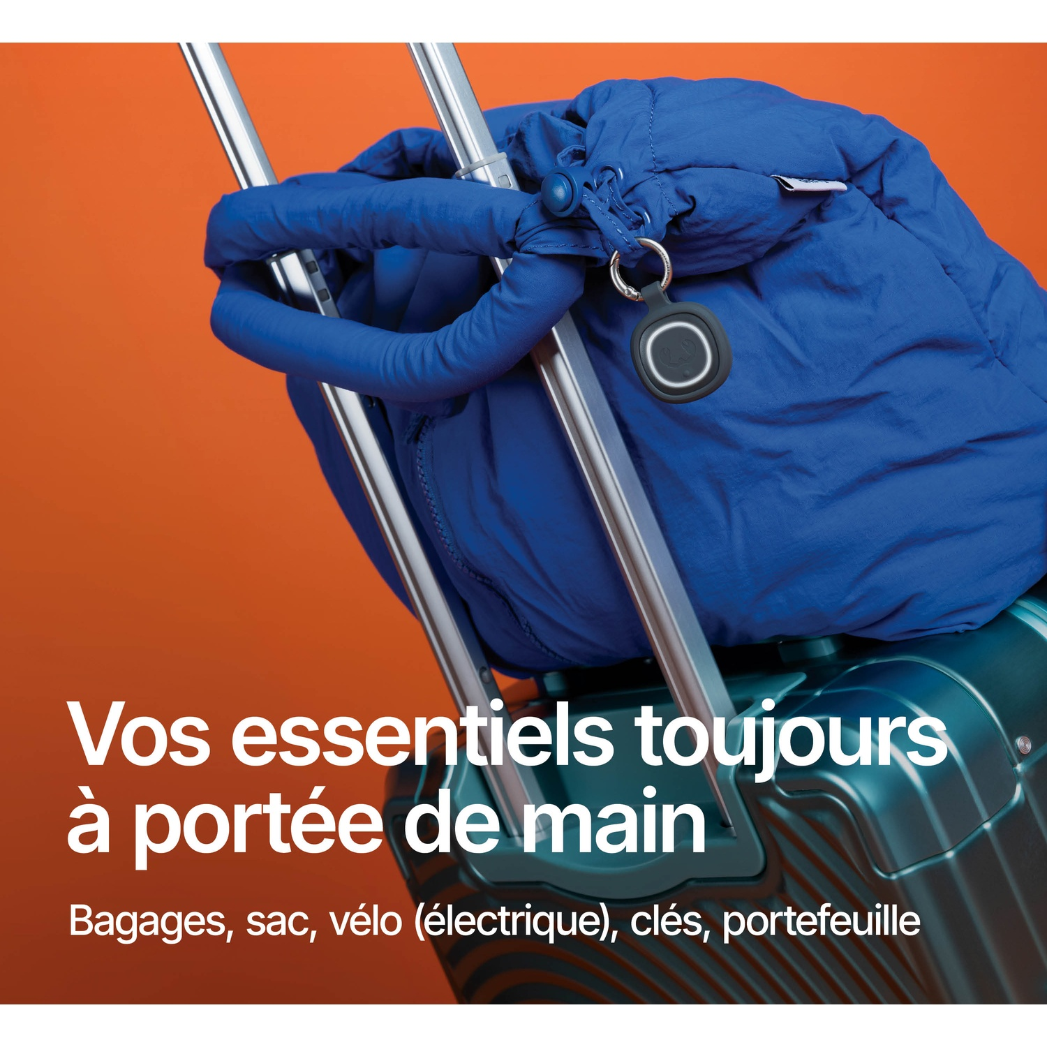 Veste bleue attachée à une poignée de valise, sur fond orange.