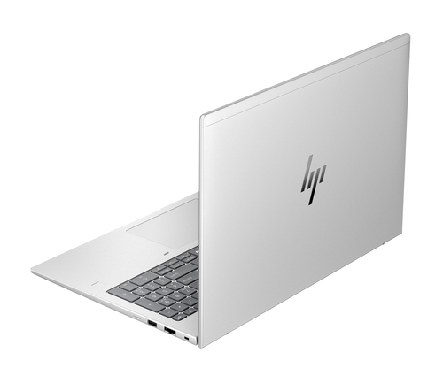 Un portátil HP plateado, visto desde atrás con el logo en la tapa.