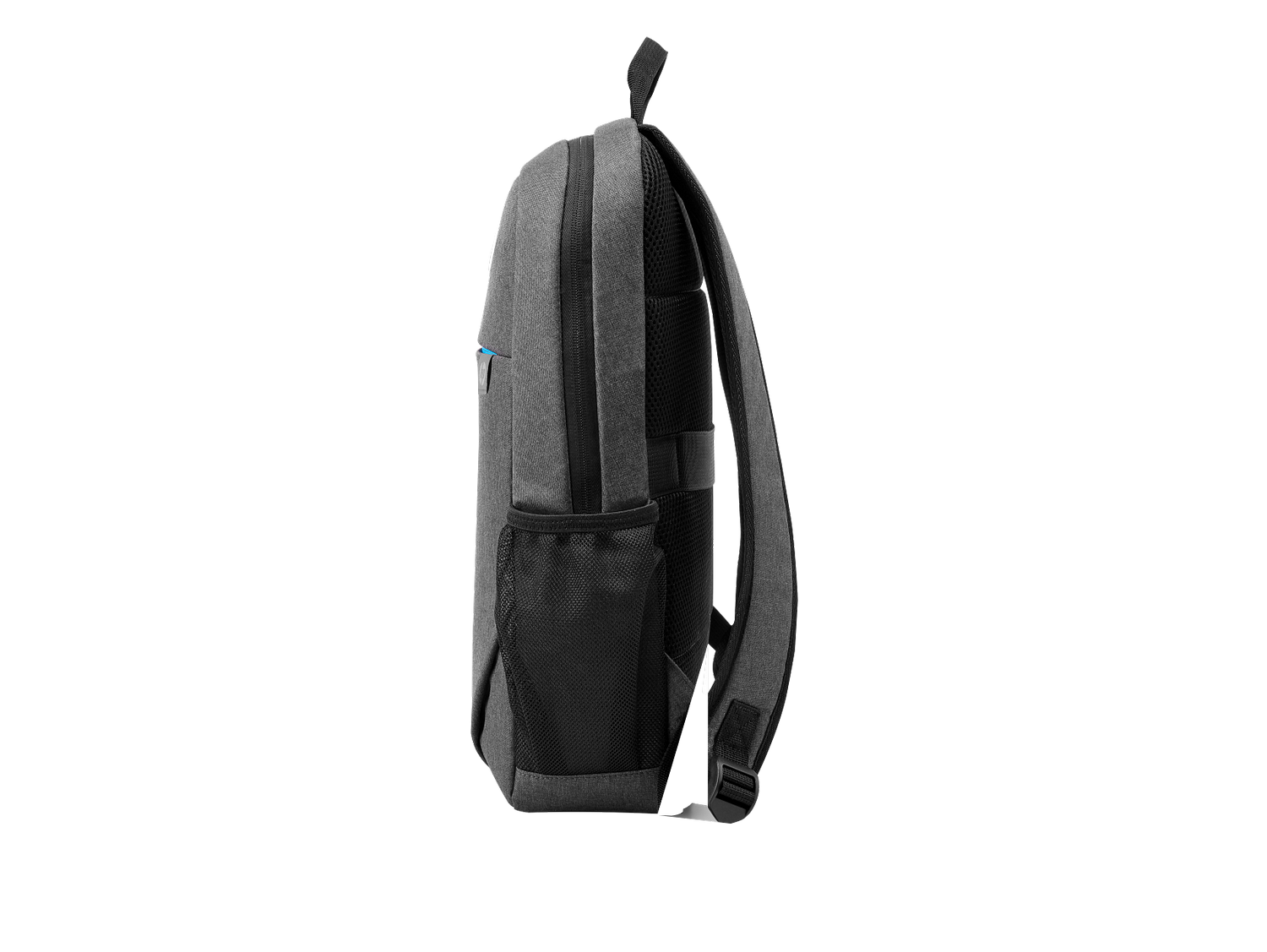Mochila gris con bolsillos de malla negros y detalles azules, vista lateral.