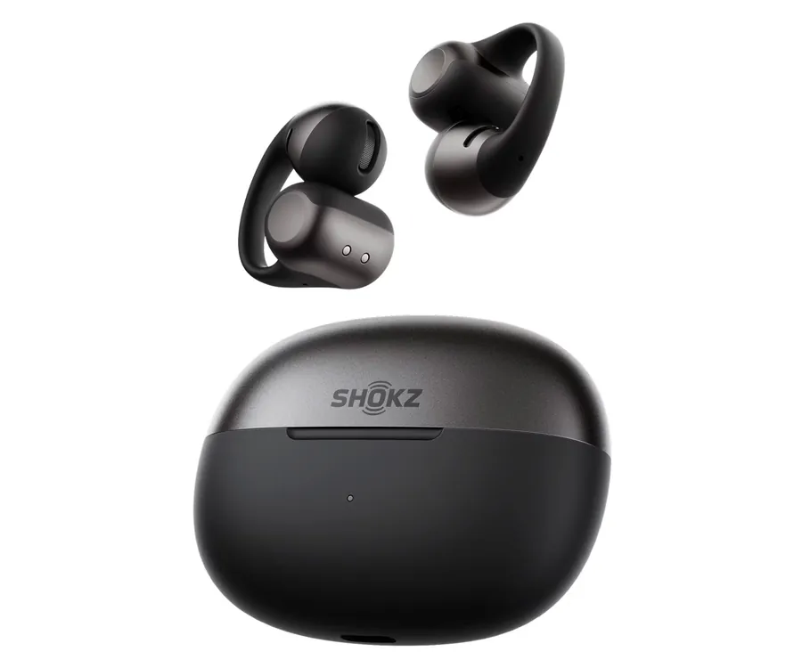 Auriculares y estuche de carga Shokz negros con detalles plateados sobre fondo blanco.