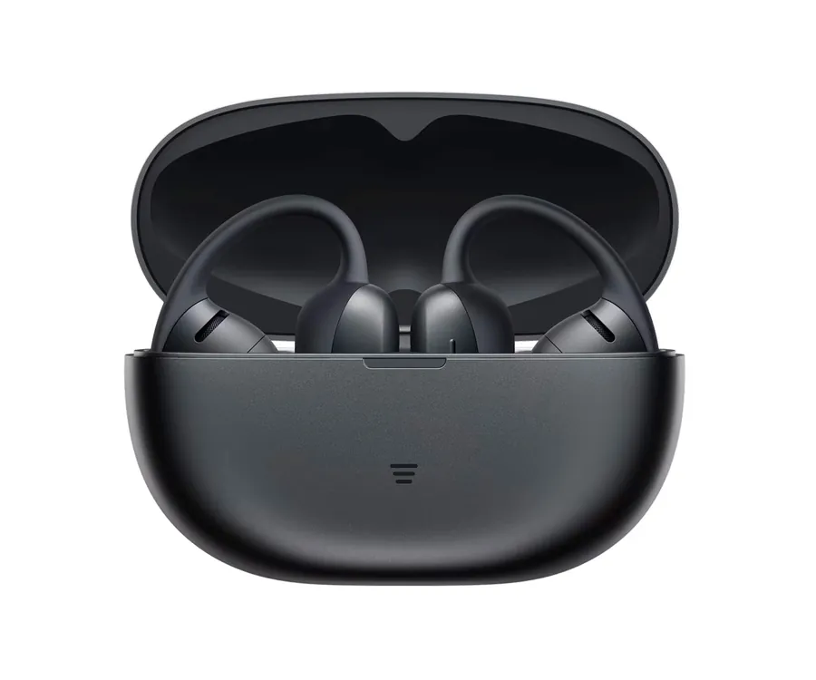 Auriculares inalámbricos negros con ganchos en un estuche de carga abierto.