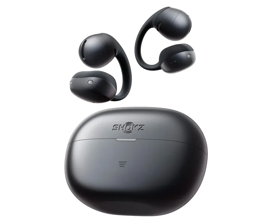 Auriculares inalámbricos negros con estuche de carga, sobre fondo blanco.
