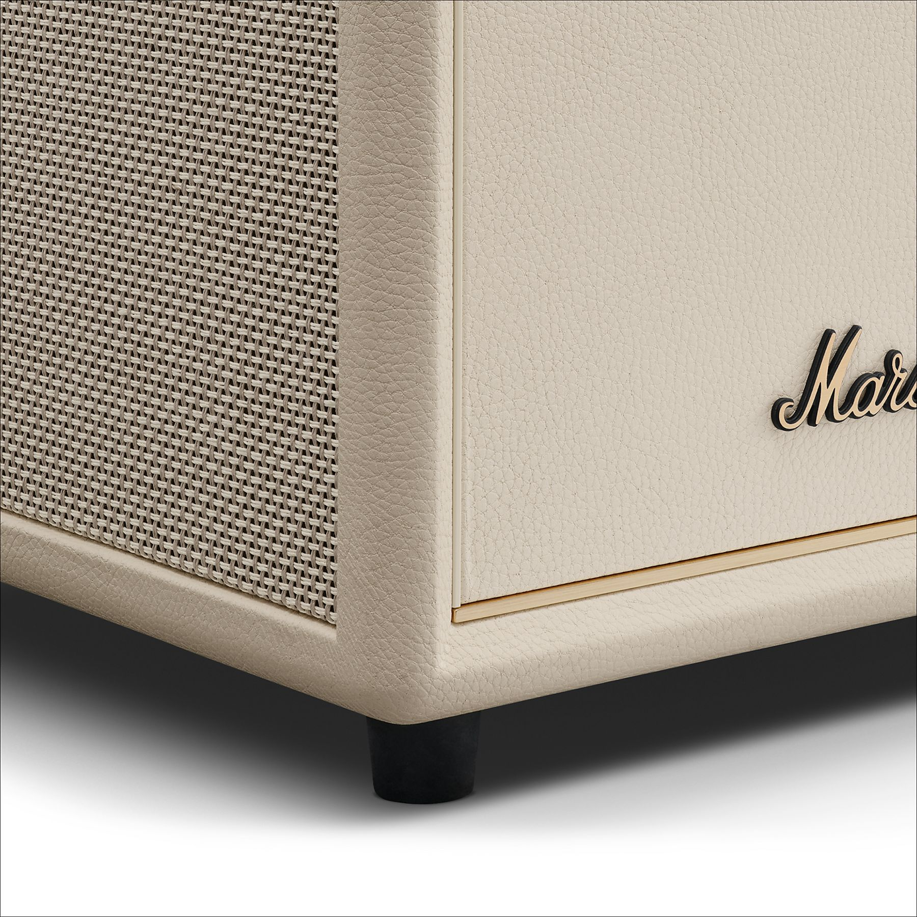 Primer plano de un altavoz Marshall beige. Una rejilla tejida está a la izquierda.