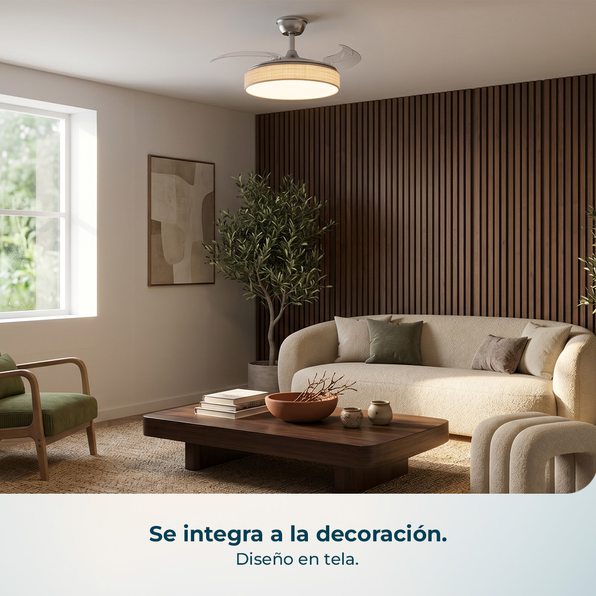 Una sala de estar con sofá, sillón, mesa de centro y ventilador de techo.