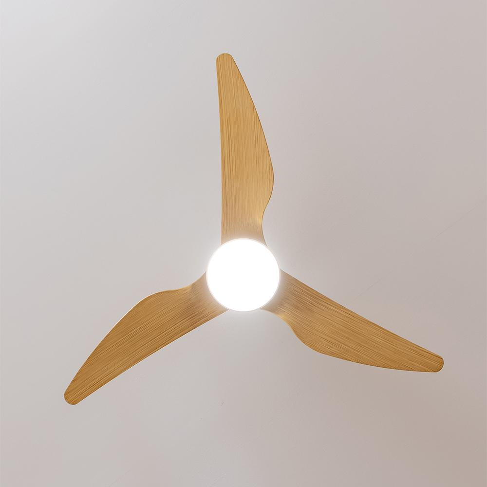 Un ventilador de techo de madera con tres aspas y luz central se muestra sobre fondo blanco.
