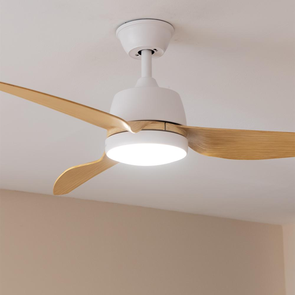 Ventilador de techo moderno con aspas de madera y luz LED brillante, montado en el techo.