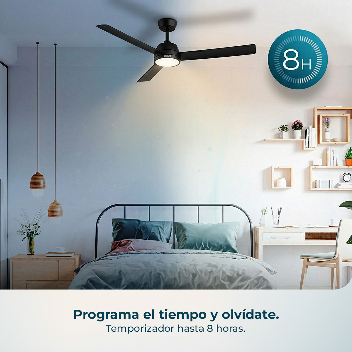 Ventilador de techo negro sobre una cama en un dormitorio. Temporizador de 8 horas.