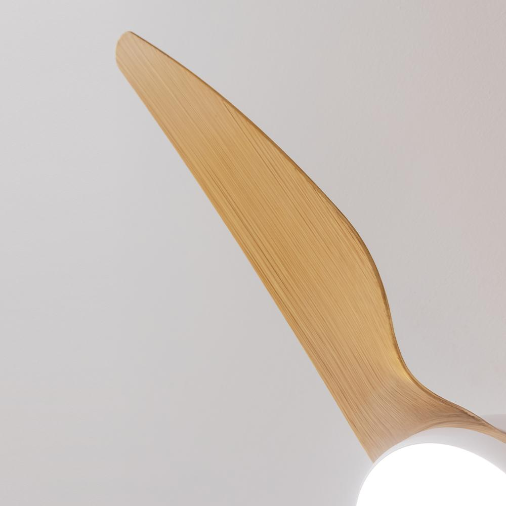 Una pala de ventilador de madera con una lámpara debajo sobre un fondo blanco.