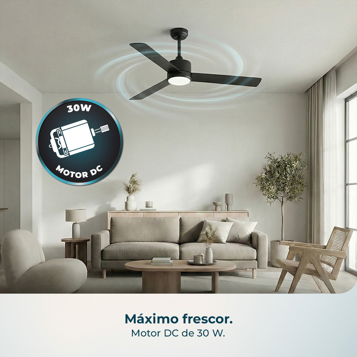 Ventilador de techo negro de tres aspas sobre un sofá en la sala.
