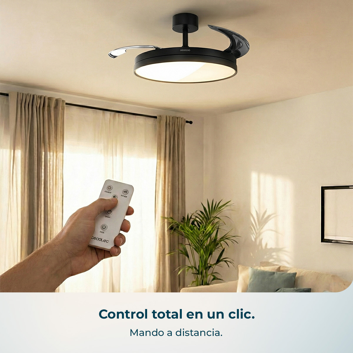 Una mano sostiene un mando a distancia apuntando a un ventilador de techo con luz.