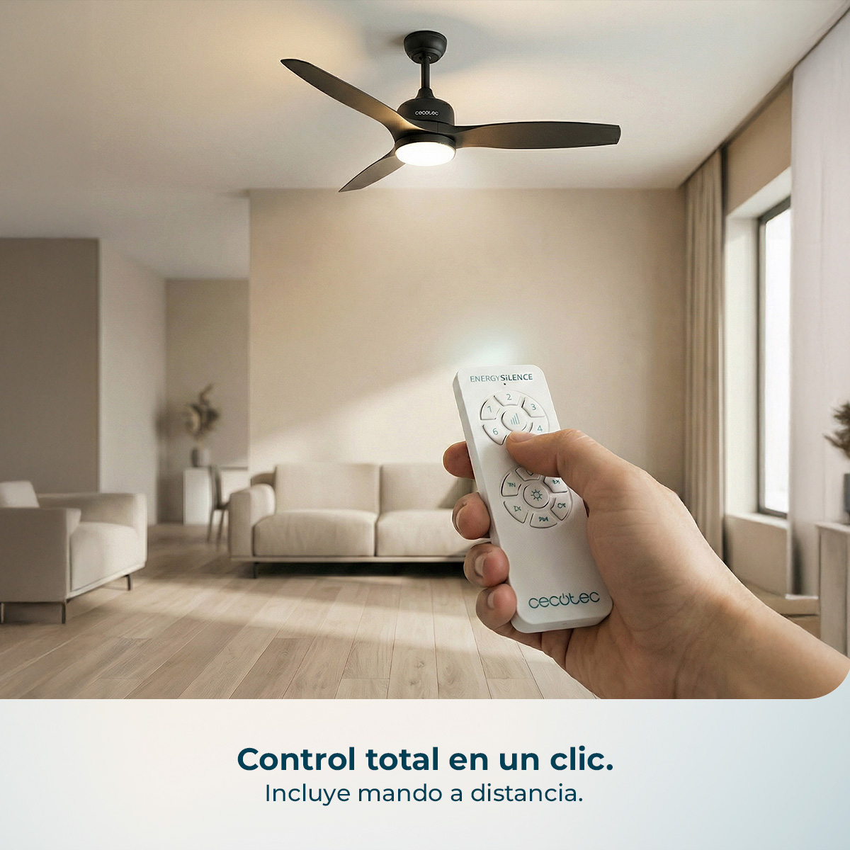 Una mano sostiene un mando a distancia para un ventilador de techo con luz.