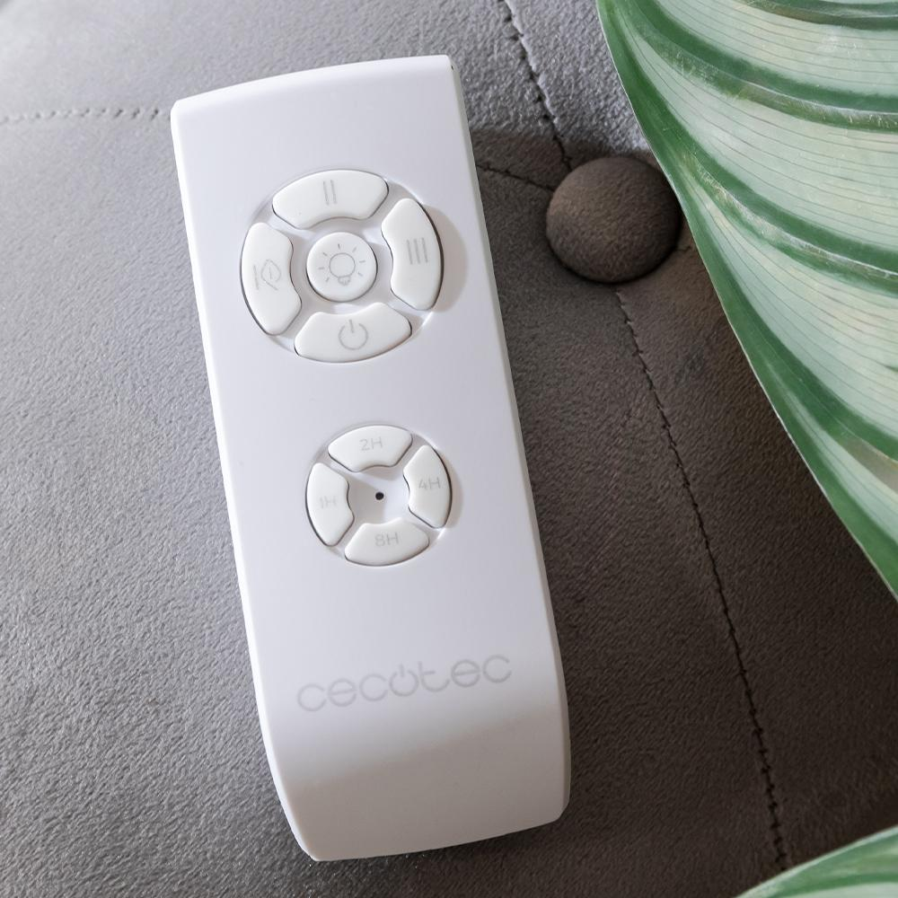 Un mando a distancia blanco con botones y el logo de Cecotec sobre un fondo gris.
