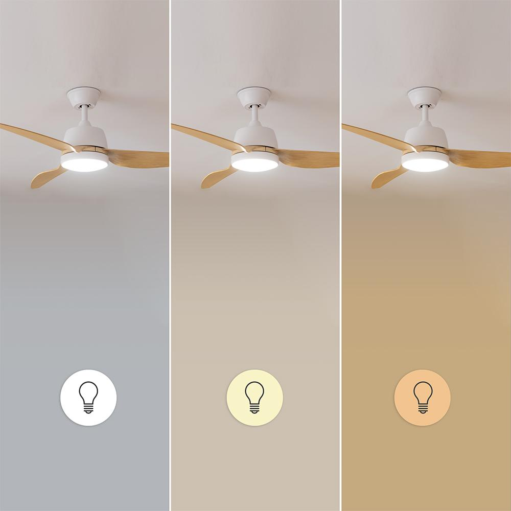 Ventilador de techo con tres aspas de madera y luz integrada. Tres paneles muestran diferentes colores de luz.