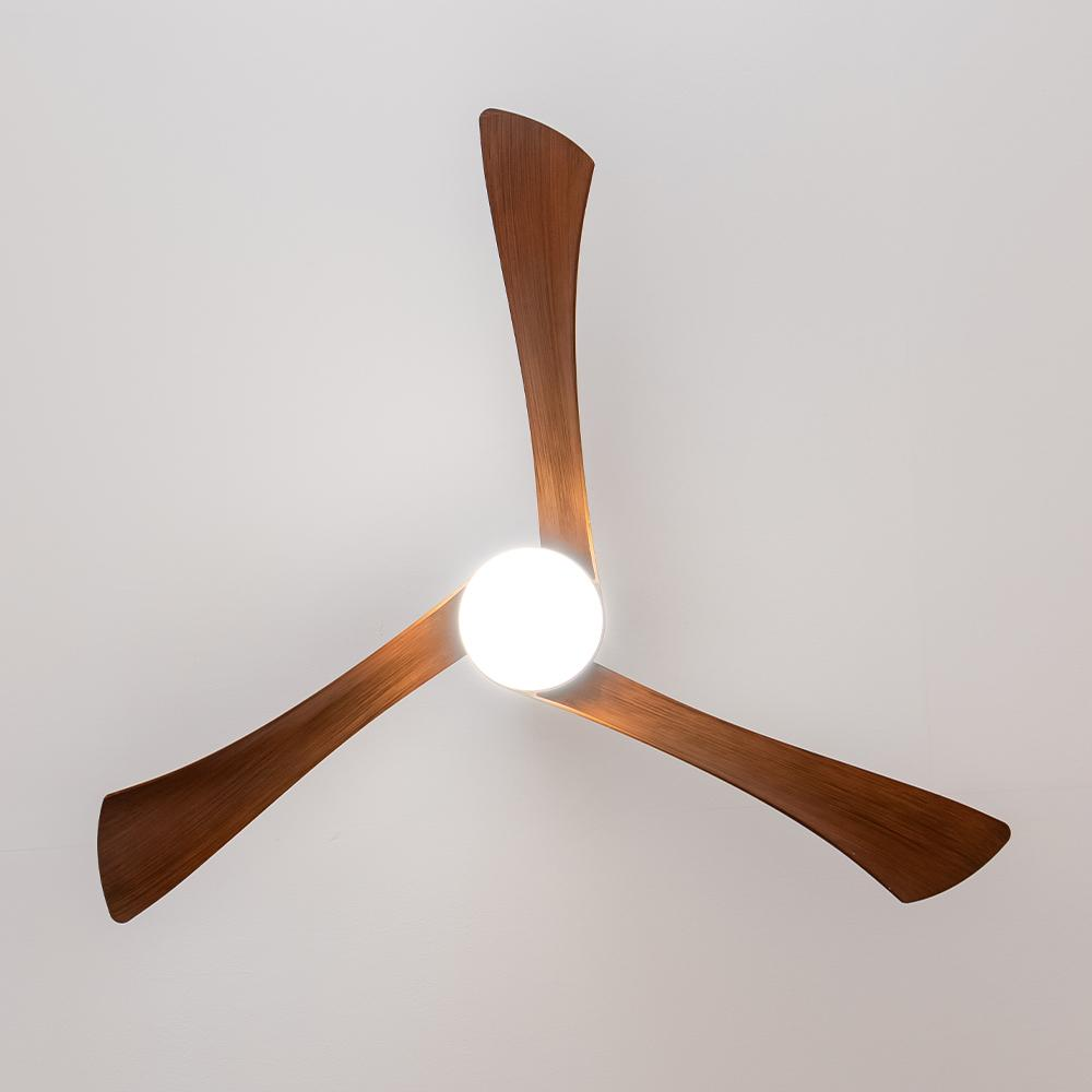 Un ventilador de techo moderno con tres aspas de madera y una luz redonda.