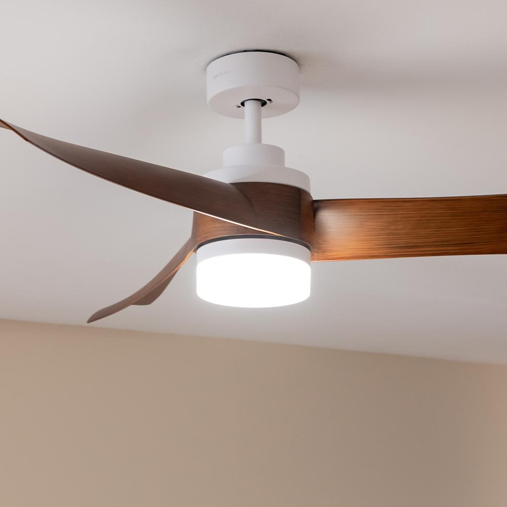 Un ventilador de techo moderno con aspas de madera e iluminación LED integrada.