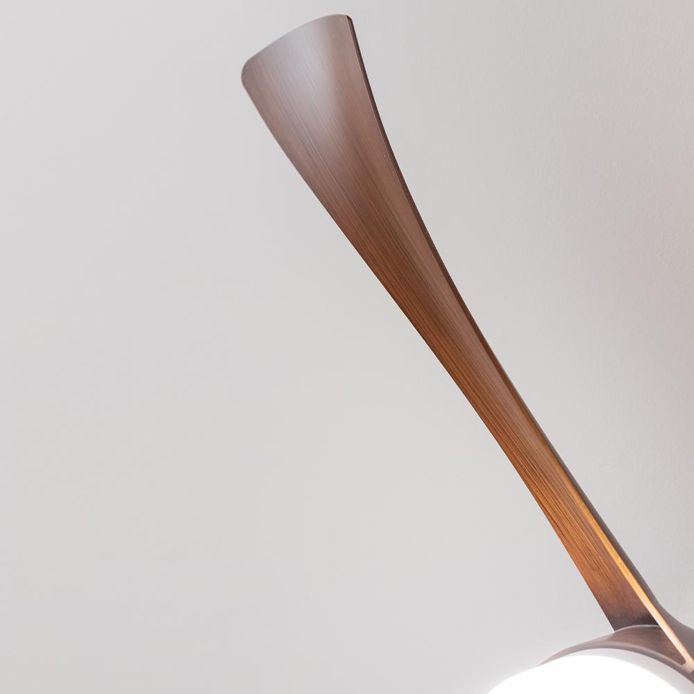 Una pala de ventilador de techo de madera con una luz brillante debajo.