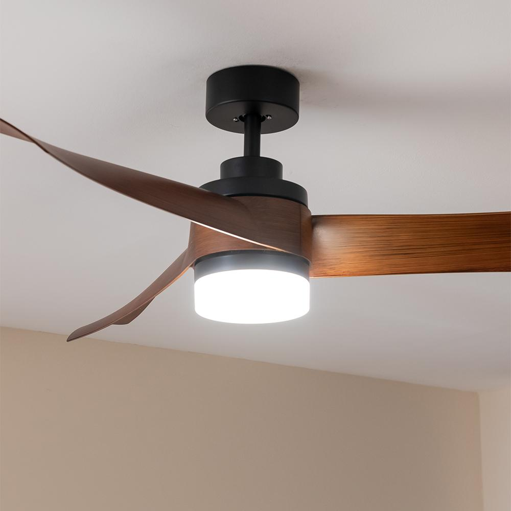Un ventilador de techo moderno con aspas de madera y luz incorporada.