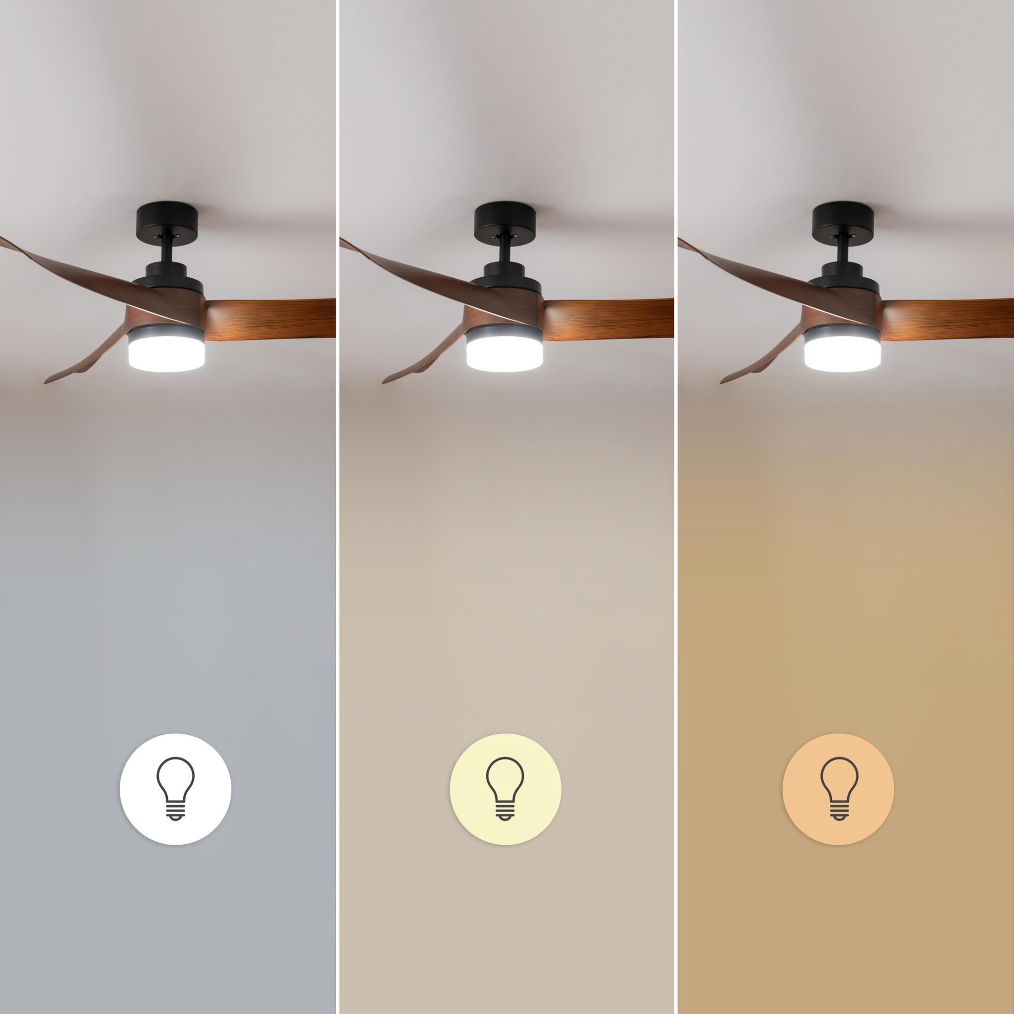 Ventilador de techo con aspas de madera y luz integrada mostrando diferentes tonos.