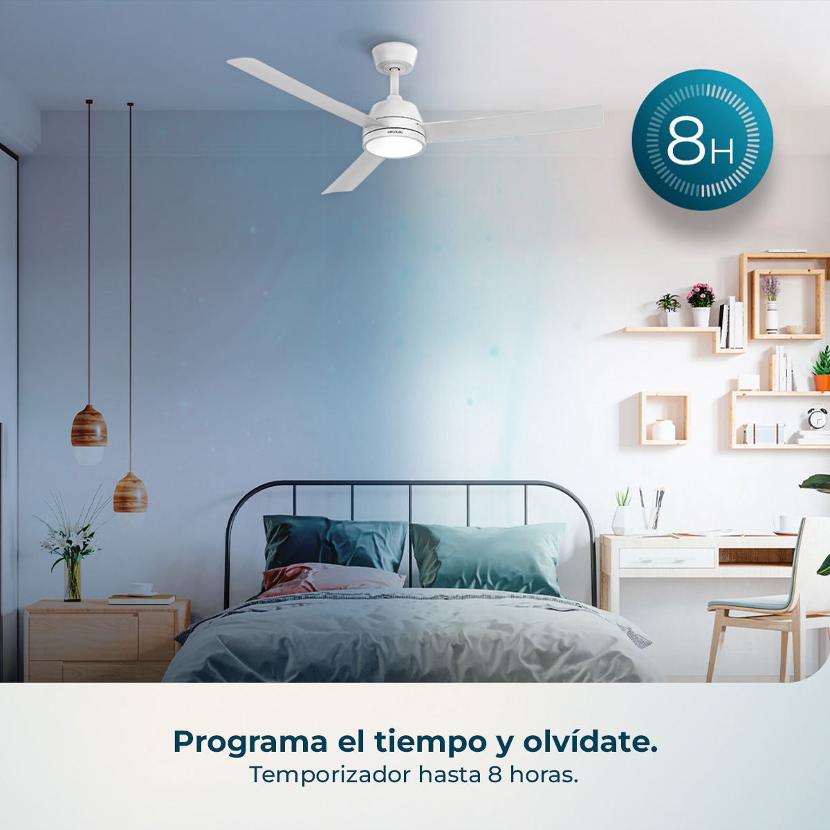Dormitorio con ventilador de techo blanco, cama y escritorio. Temporizador muestra 8 horas.
