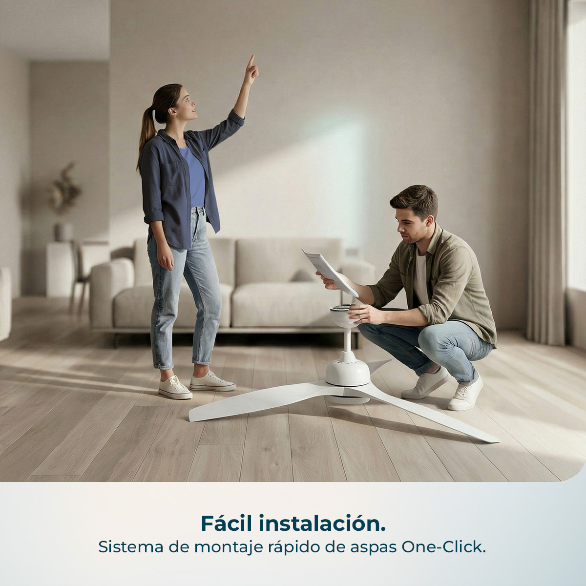 Hombre lee instrucciones, mujer señala arriba. Ventilador blanco en suelo.