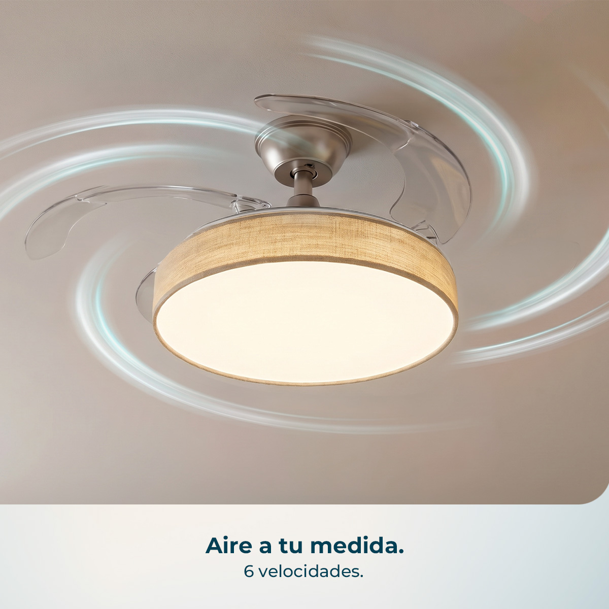 Un ventilador de techo con luz y aspas retráctiles, mostrando corrientes de aire.