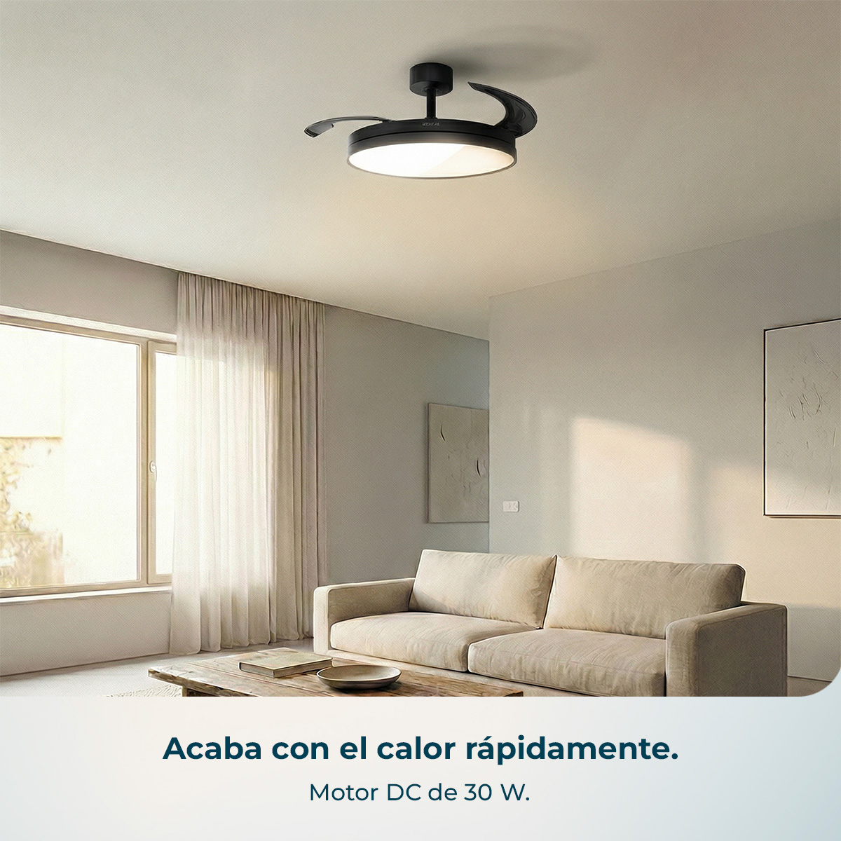 Ventilador de techo negro con luz sobre un sofá en una sala de estar.