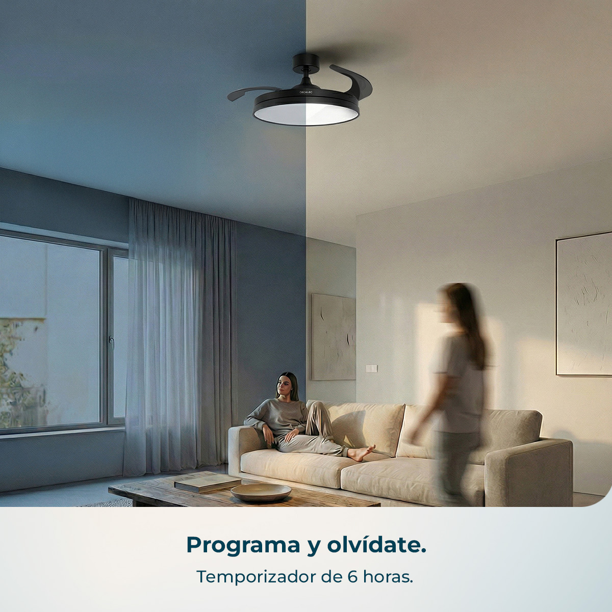 Ventilador de techo con luz sobre sofá y mesa de centro en sala luminosa.