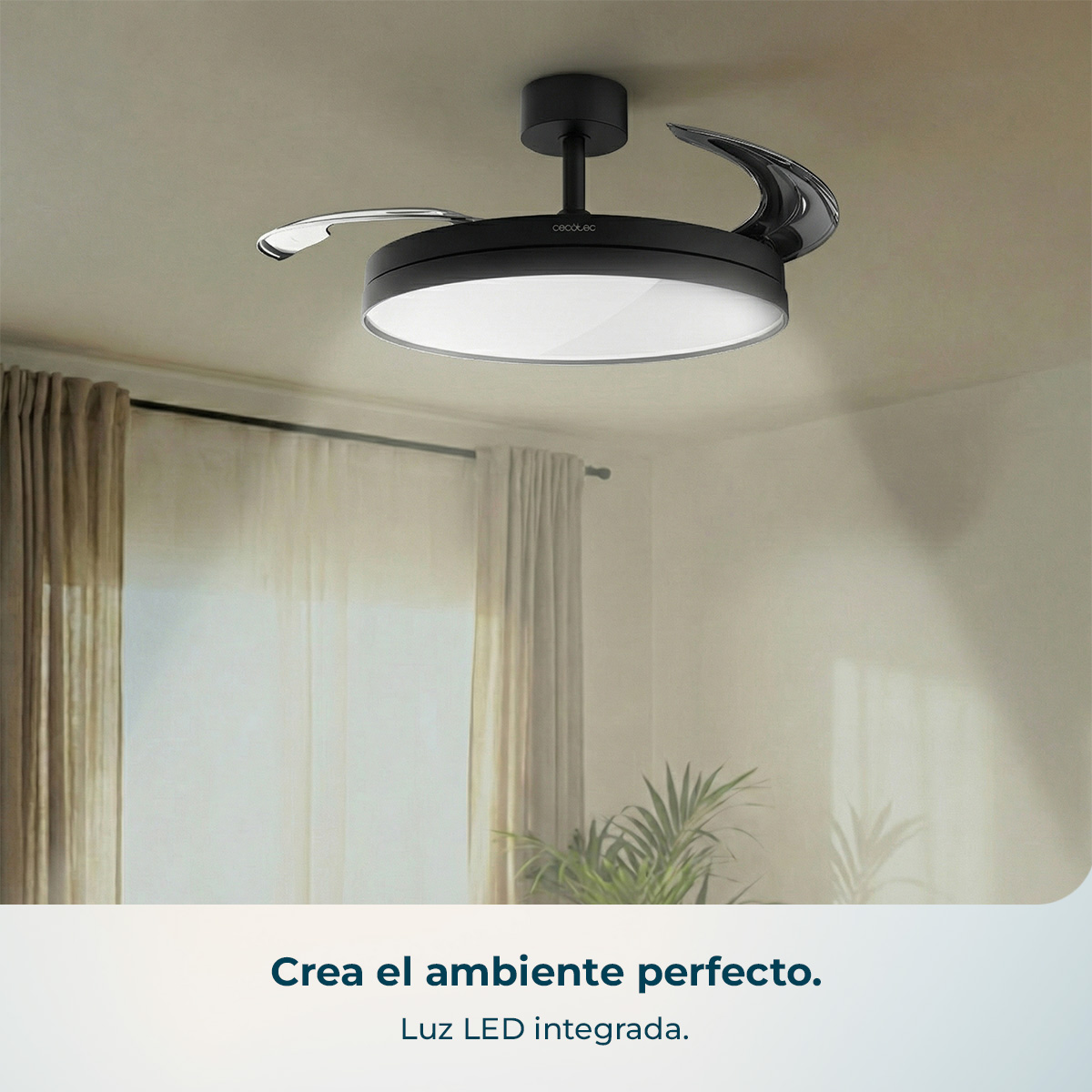 Ventilador de techo negro con luz LED y aspas retráctiles sobre ventana.