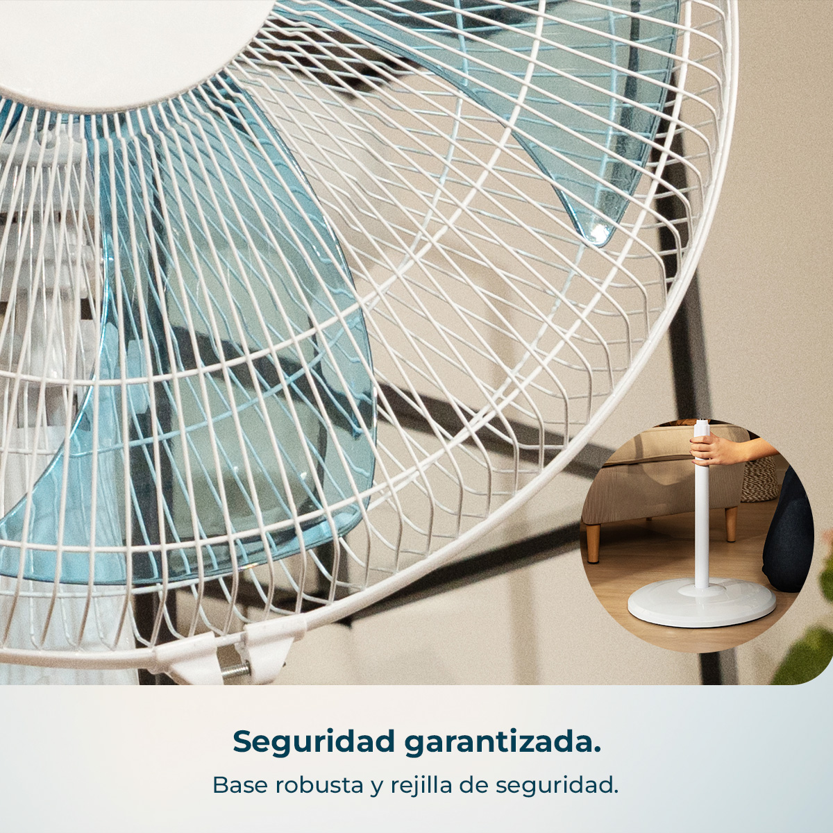 Ventilador blanco con aspas azules y rejilla de seguridad. Inserto muestra mano sujetando poste blanco con base.