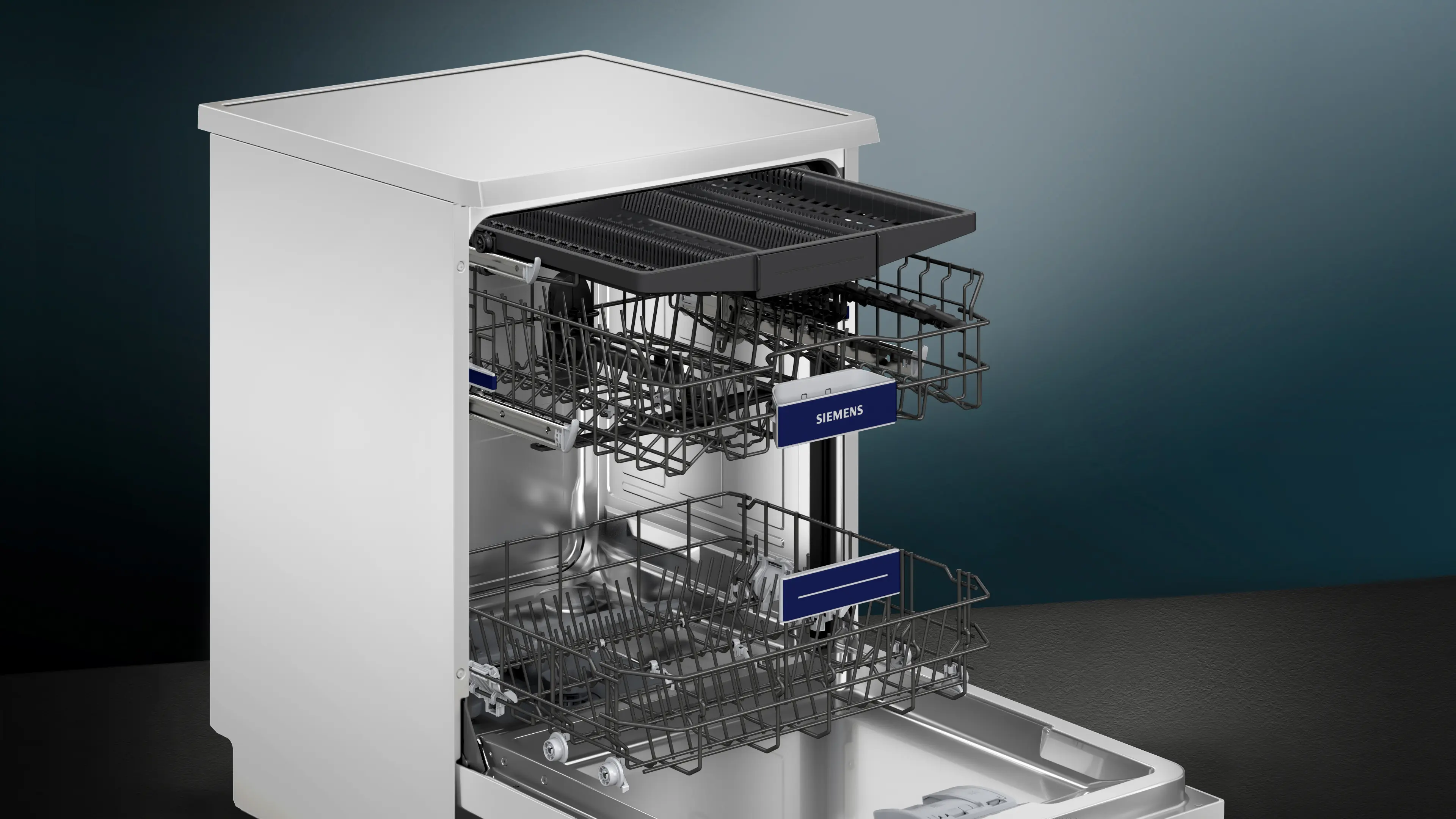 Lavavajillas Siemens blanco abierto con cestas extendidas y cajón para cubiertos.