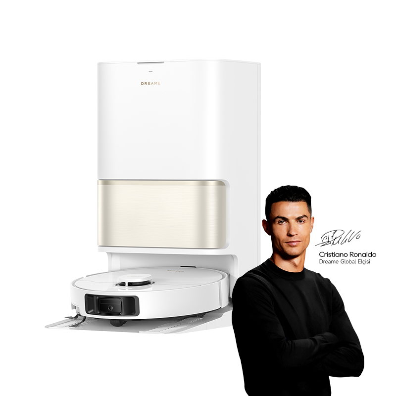 Siyah kazak giymiş Cristiano Ronaldo'nun yanında, şarj istasyonlu beyaz bir robot süpürge.