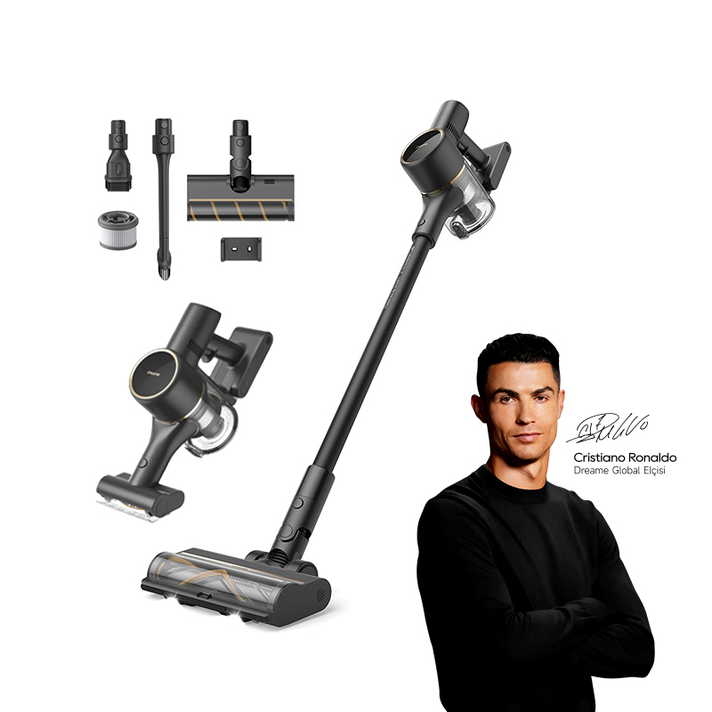 Cristiano Ronaldo beyaz zeminde siyah elektrikli süpürge ve aksesuarlarının yanında.