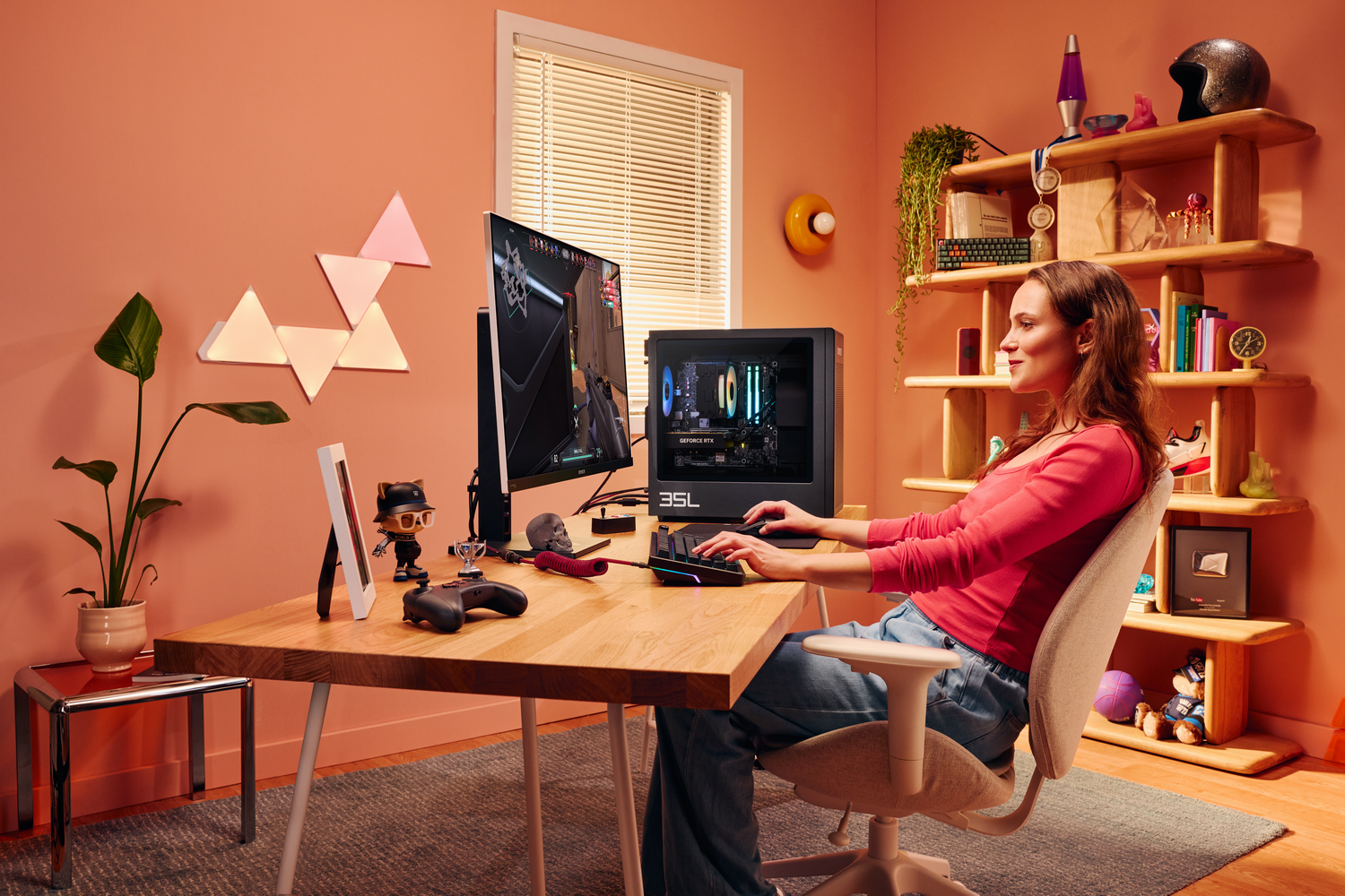 Mujer en escritorio jugando videojuegos en computadora con luces RGB.