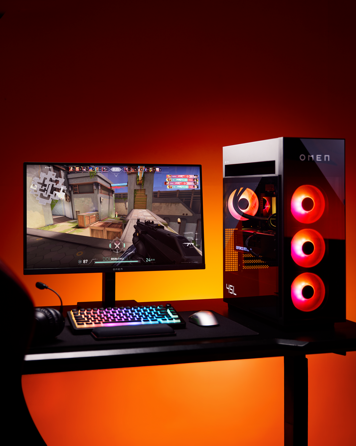 Una configuración de PC para juegos con torre iluminada, monitor, teclado y ratón.
