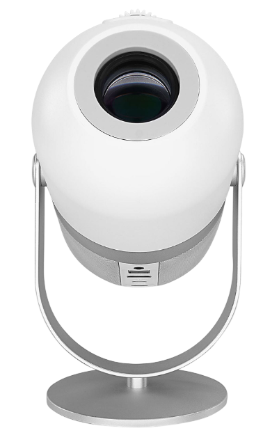 Gümüş stand üzerinde beyaz projektör, üstünde lens bulunur.