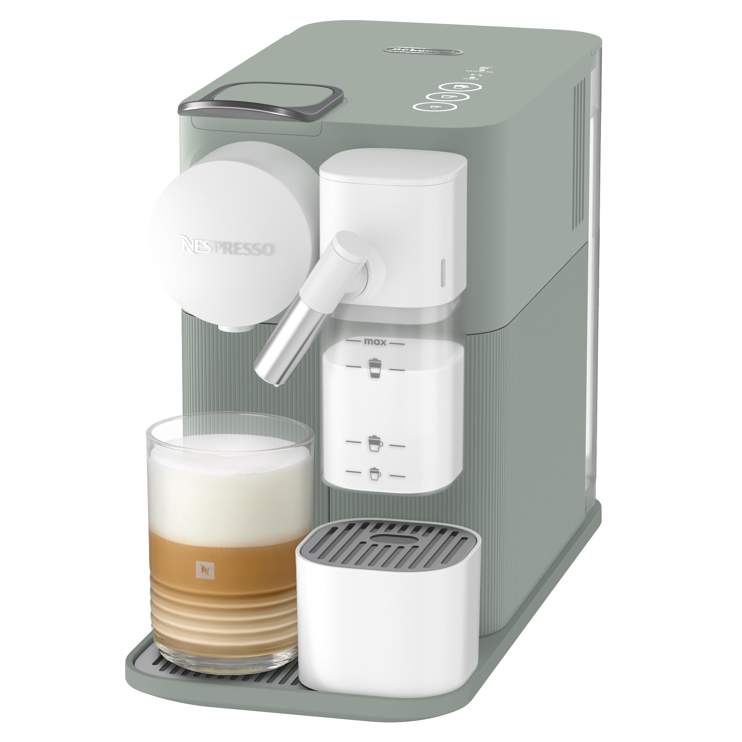 Eine grüne Nespresso-Kaffeemaschine mit einem Glas Kaffee mit Milchschaum.