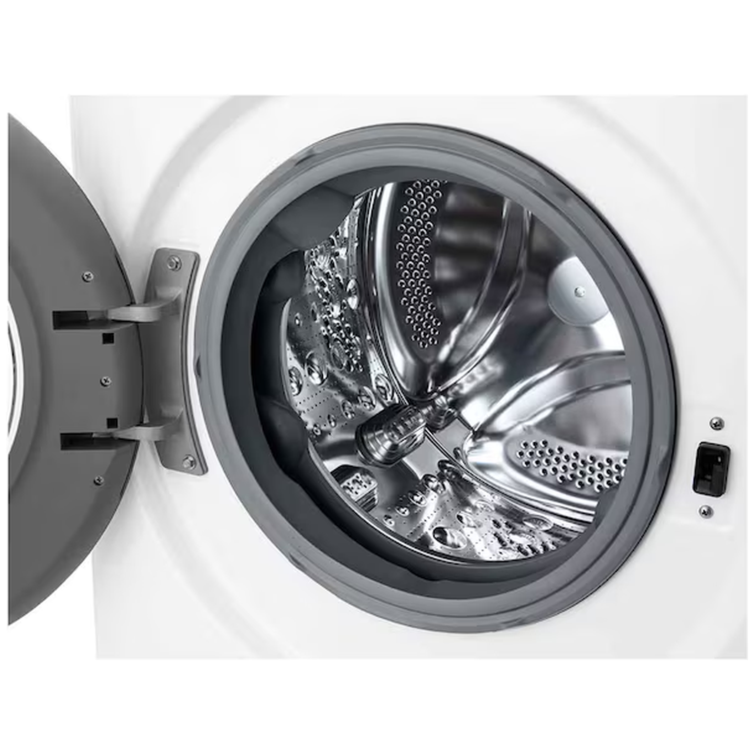 De open deur van een witte wasmachine toont de roestvrijstalen trommel met perforaties.
