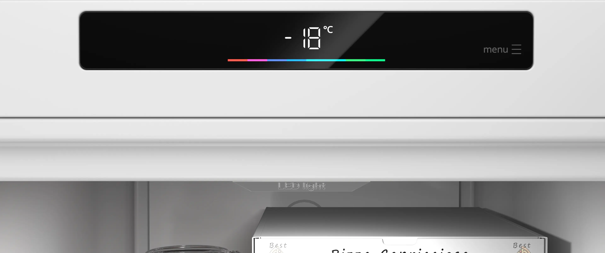 Hűtőszekrény kijelző mutat -18°C-ot színes sávval és "menu" felirattal.