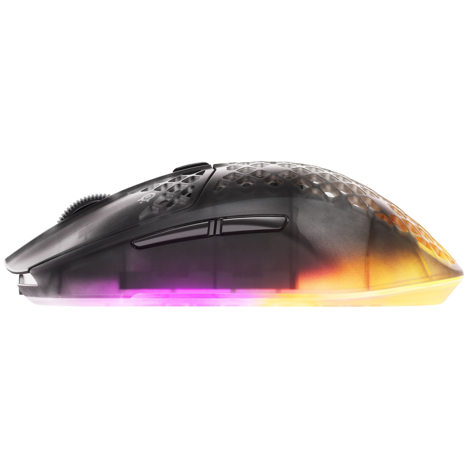 Une souris gaming noire à texture nid d'abeille et éclairage RVB.