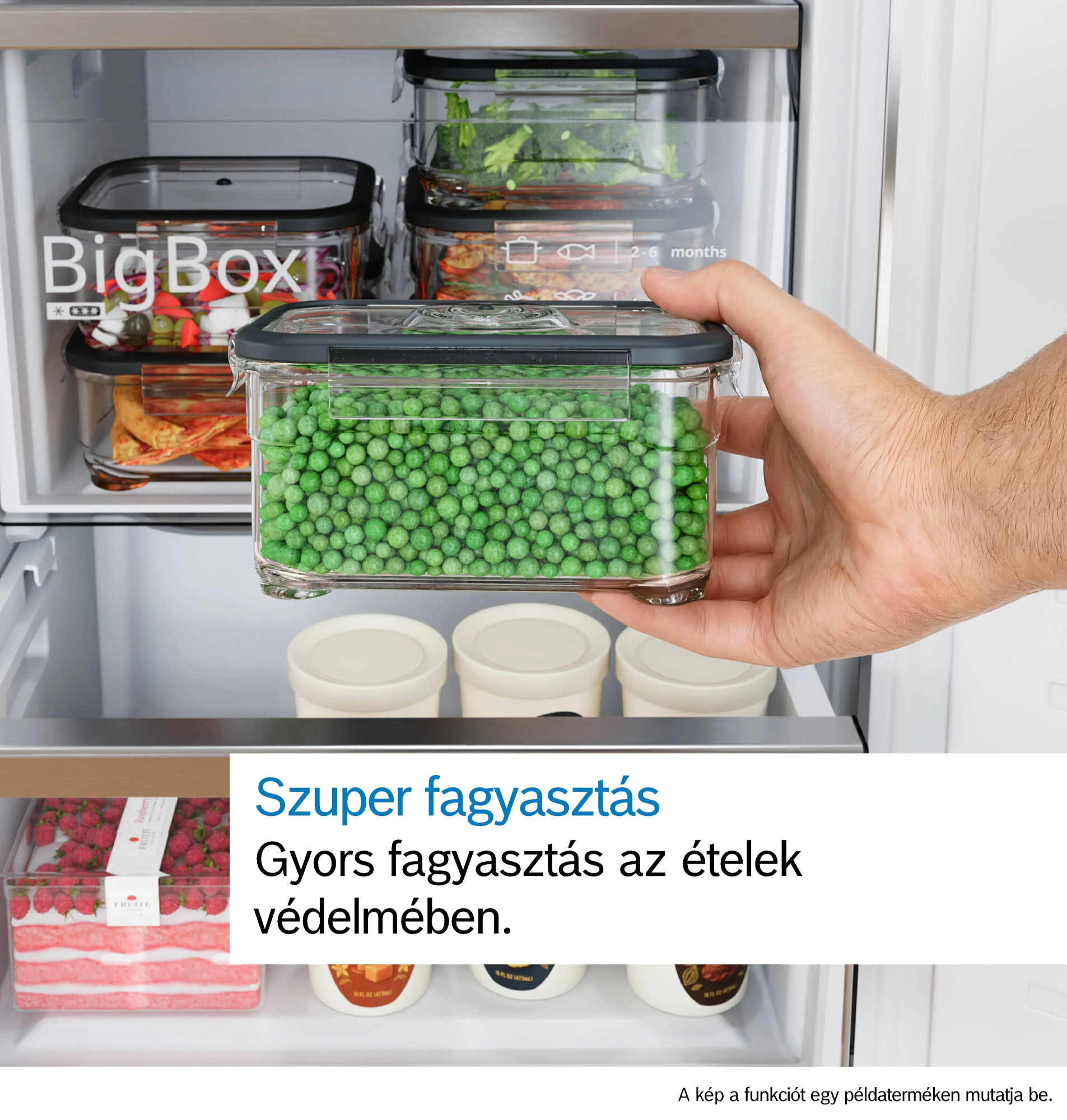 Egy kéz zöldborsós dobozt tart a hűtőben. Más tárolók is láthatók.