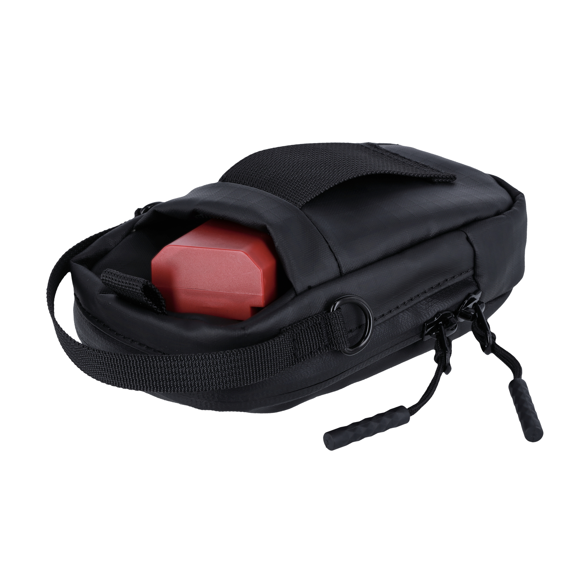 Eine schwarze Tasche mit einem roten Gegenstand darin, auf weißem Hintergrund.