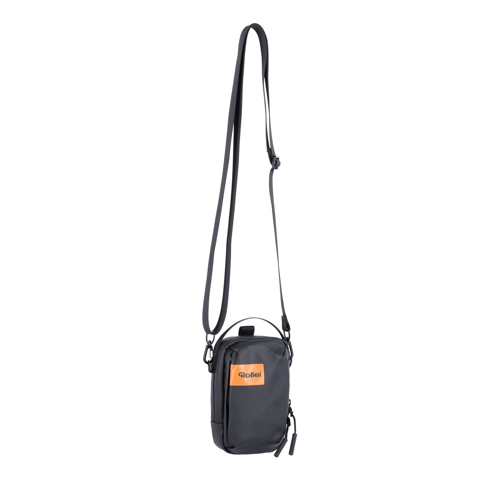 Eine schwarze Umhängetasche mit orangefarbenem Rollei-Logo, hängend an einem Riemen.