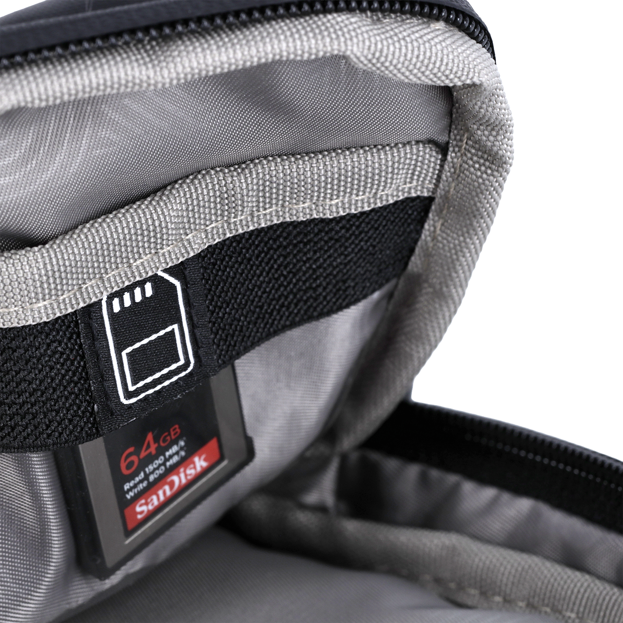Ein SanDisk 64GB SD-Karte in einer Tasche mit einem SD-Symbol.